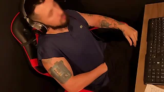 Punheta GOZANDO forte na cadeira gamer &ndash; filmado de cima no sigilo