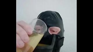 Homo slaaf drinkt pis uit urinaal pranks